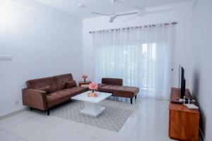 - un salon avec un canapé et une table basse dans l'établissement De Saram Residencies, à Colombo