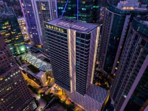 Un palazzo alto in una città di notte di Sofitel Kuala Lumpur Damansara a Kuala Lumpur