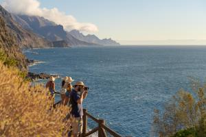 a group of people taking pictures of the ocean at Redondo de Guayedra in Guayedra