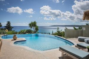 ロウダータにあるUnique Kefalonia Ionian Beach Villaの海の景色を望むスイミングプール