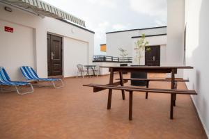 Habitación con mesa y sillas. en Executive Large Room with Ensuite, en Accra
