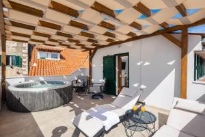 Patio nebo venkovní prostory v ubytování Le Premier Luxury Rooms