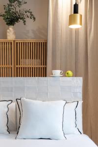 1 cama con almohada blanca y lámpara en Magno Apartments Robles with Bath Tub and Private Parking en Sevilla