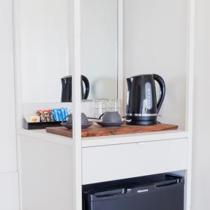 um armário com comodidades para preparar café e um micro-ondas em Port Broughton Hotel and Sunnyside Motel em Port Broughton