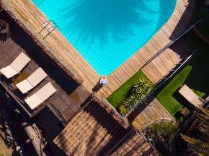 een uitzicht over een zwembad met een persoon in het water bij Redondo de Guayedra in Guayedra