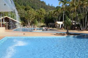 uma piscina com uma fonte num resort em Guarany Eco Resort em Monte Sião