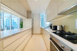 Kuchyň nebo kuchyňský kout v ubytování Maison Privee - Tranquil Apt with Mesmerizing Views Cls to Marina