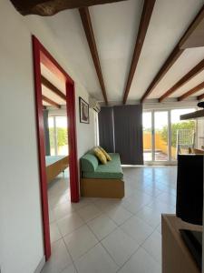 - un salon avec un canapé et quelques fenêtres dans l'établissement Residence Pian Dei Boschi, à Pietra Ligure
