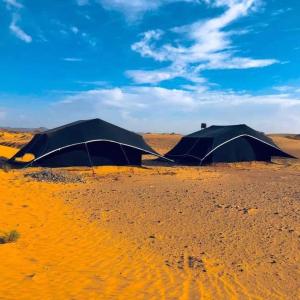 ザゴラにあるDesert Campの砂漠の真ん中に位置するテント2室