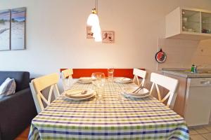 uma mesa de jantar com uma toalha de mesa xadrez em Apartment 7 em Heiligenhafen