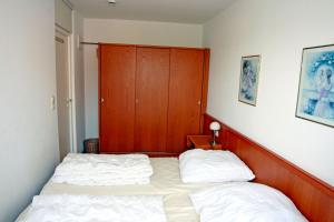 um quarto com uma cama e uma cabeceira em madeira em Apartment 7 em Heiligenhafen