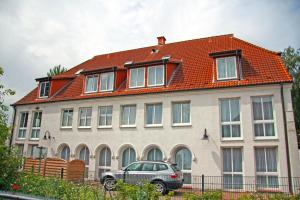 uma casa com um carro estacionado em frente em Apartment 7 em Heiligenhafen