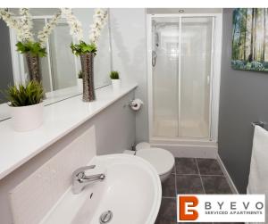 Koupelna v ubytování ByEvo 1 Brabloch - perfect for contractors - Close to GLA