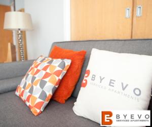 Postel nebo postele na pokoji v ubytování ByEvo 1 Brabloch - perfect for contractors - Close to GLA