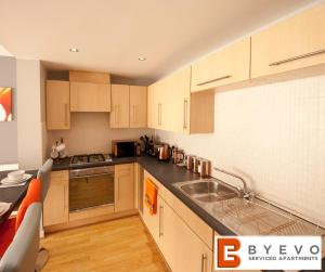 Kuchyň nebo kuchyňský kout v ubytování ByEvo 1 Brabloch - perfect for contractors - Close to GLA