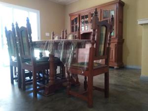 comedor con mesa y 4 sillas en El Candil en San Andrés de Giles
