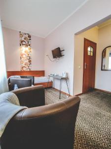Televízia a/alebo spoločenská miestnosť v ubytovaní Hotel Na Wzgórzu