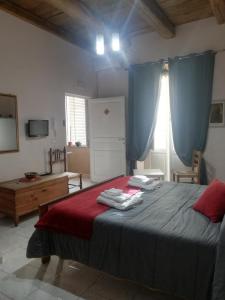 sypialnia z łóżkiem z ręcznikami w obiekcie B&B Parva Domus w mieście Lamezia Terme
