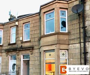 un edificio con ventanas laterales en ByEvo Almar Villa - Close to City and Airport - Perfect for Contractors or large groups, en Glasgow