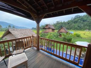 - une vue depuis la terrasse d'une villa dans l'établissement Kubu Sakian Villa, à Silebeng