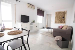 Televízia a/alebo spoločenská miestnosť v ubytovaní Apartamento Albareda Centro