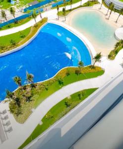 - une vue sur la piscine d'un complexe dans l'établissement Minimalist Studio Unit at Azure North San Fernando Pampanga, à San Fernando