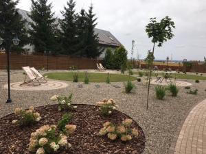 Vonkajšia záhrada v ubytovaní Hotel Na Wzgórzu