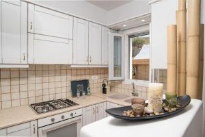 Kuchyň nebo kuchyňský kout v ubytování 7Days-Suite