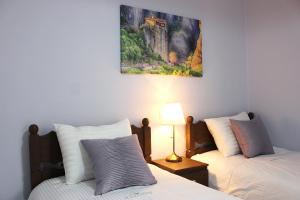 Posteľ alebo postele v izbe v ubytovaní Alkinoos Apt -Inspiring Living in Meteora -3BD