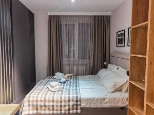 una camera da letto con un letto e due asciugamani di Borovete Mountain Luxury a Borovets