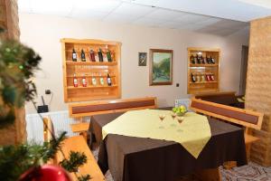 jadalnia ze stołem i krzesłami oraz butelkami wina w obiekcie Зелената Къща 