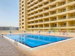 una gran piscina frente a un edificio en LS10-Well Designed Studio In Lake Side Tower A en Dubái