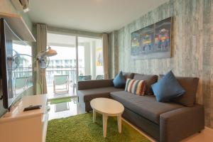 Posezení v ubytování One Bedroom BeachfrontPoolfront Located In Cha-amHua Hin