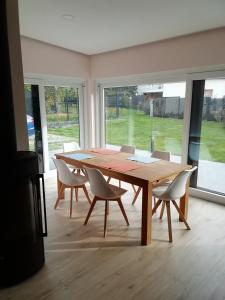 drewniany stół i krzesła w pokoju w obiekcie Loewe Bad Frankenhausen w mieście Bad Frankenhausen