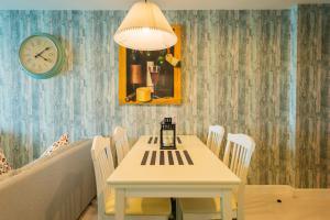 Posezení v ubytování One Bedroom BeachfrontPoolfront Located In Cha-amHua Hin