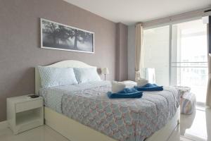Postel nebo postele na pokoji v ubytování One Bedroom BeachfrontPoolfront Located In Cha-amHua Hin