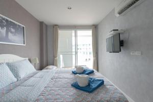 Postel nebo postele na pokoji v ubytování One Bedroom BeachfrontPoolfront Located In Cha-amHua Hin