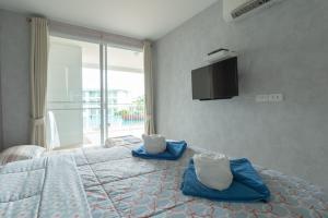 TV a/nebo společenská místnost v ubytování One Bedroom BeachfrontPoolfront Located In Cha-amHua Hin