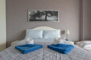 Postel nebo postele na pokoji v ubytování One Bedroom BeachfrontPoolfront Located In Cha-amHua Hin