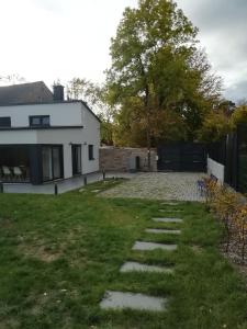un patio trasero con una casa y un camino de piedra en Loewe Bad Frankenhausen, en Bad Frankenhausen