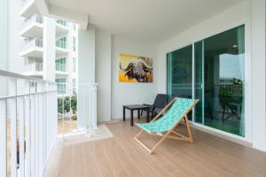 Balkón nebo terasa v ubytování One Bedroom BeachfrontPoolfront Located In Cha-amHua Hin