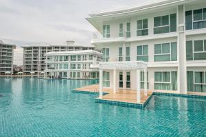 Bazén v ubytování One Bedroom BeachfrontPoolfront Located In Cha-amHua Hin nebo v jeho okolí