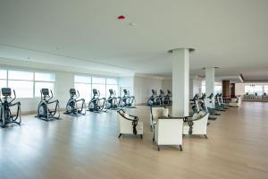 Fitness centrum a/nebo fitness zařízení v ubytování One Bedroom BeachfrontPoolfront Located In Cha-amHua Hin