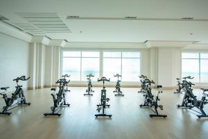 Fitness centrum a/nebo fitness zařízení v ubytování One Bedroom BeachfrontPoolfront Located In Cha-amHua Hin