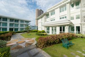 Zahrada ubytování One Bedroom BeachfrontPoolfront Located In Cha-amHua Hin