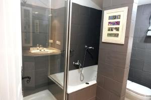 uma casa de banho com um chuveiro, um WC e um lavatório. em Casa acogedora en Sierra Nevada em Monachil