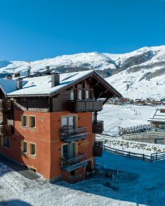 een gebouw met sneeuw op het dak bij Hotel Bondi in Livigno