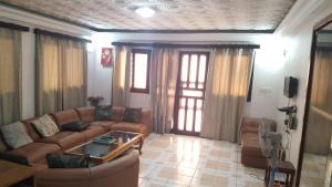 sala de estar con sofá y mesa de centro en Guesthouse Rotimex en Lomé