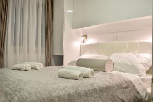 sypialnia z łóżkiem i trzema poduszkami w obiekcie Apartments Sana 2 w mieście Vir