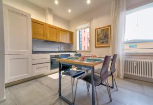 eine Küche mit einem Tisch und Stühlen im Zimmer in der Unterkunft Cà Laguna Lido in Lido di Venezia